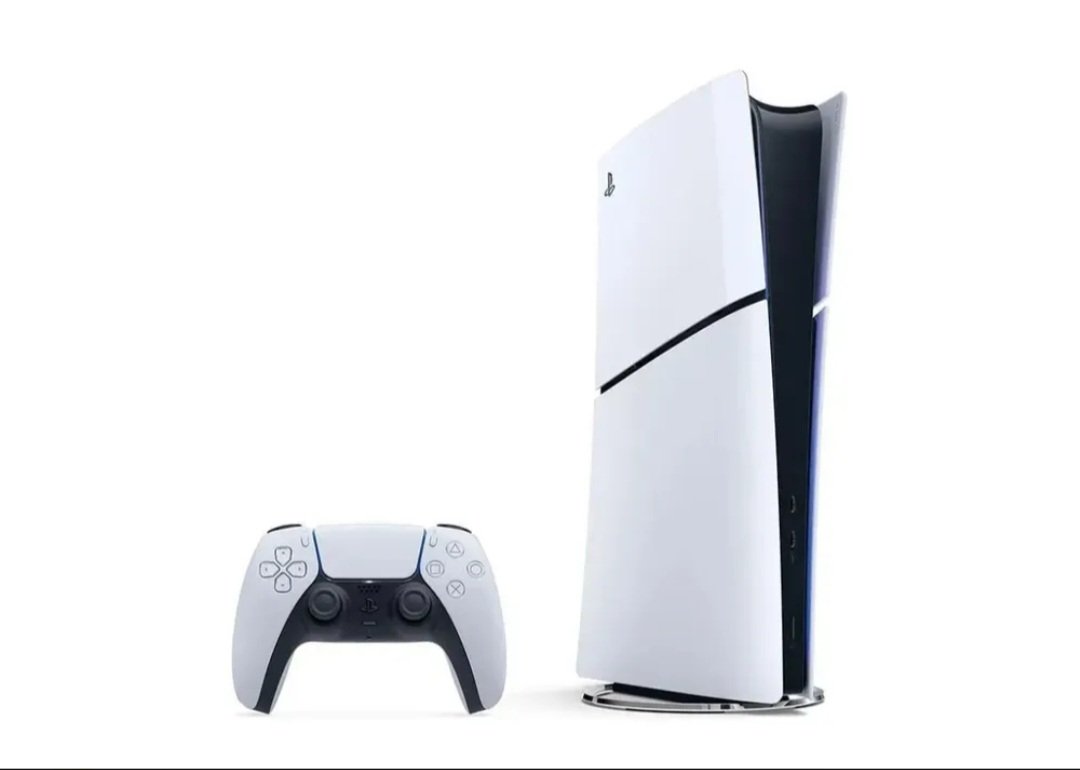 Visão frontal do console PS5 Slim e controle DualSense branco em uma mesa